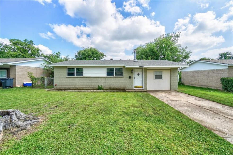 Cute home in great location ! Moore schools!!