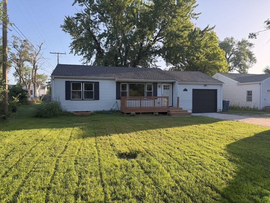 1114 W 17th Ave, Hutchinson, KS 67501 - photo 1