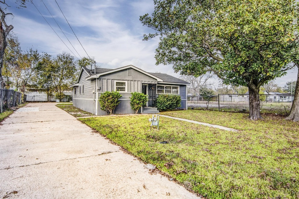 2825 E Crosstimbers St, Houston, TX 77093 - photo 1