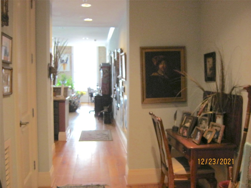 Welcome to unit 310! Spacious front entry into the