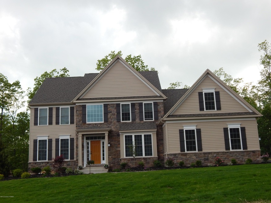 1052 Manor Dr, Mountain Top, PA 18707 - photo 1