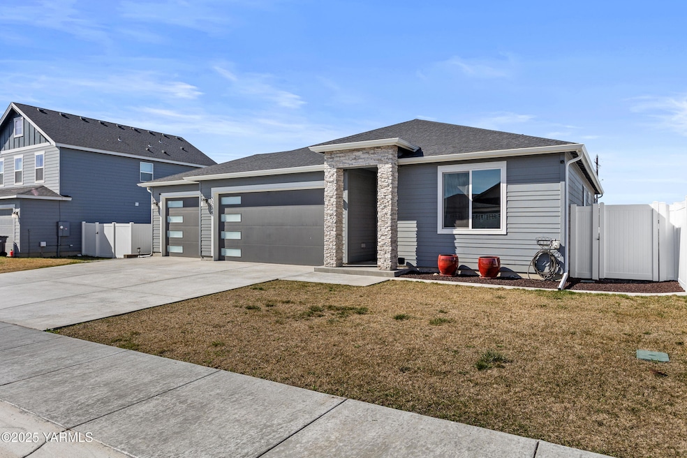 2204 Porter Loop, Yakima.