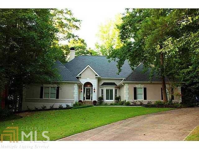 Beautiful and perfectly cared for home in Lake Win