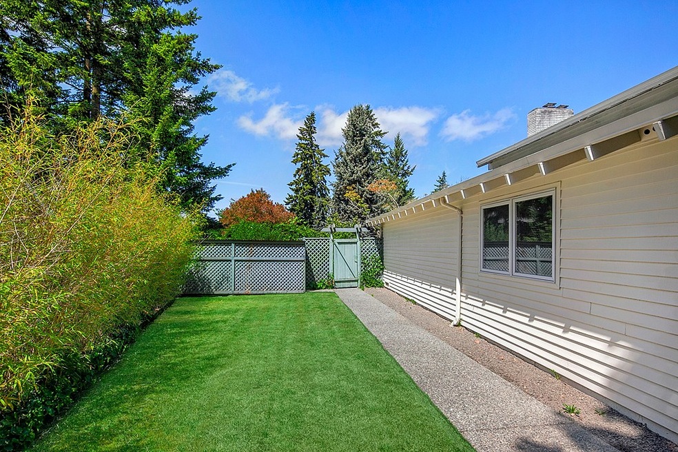 8481 SE 72nd St, Mercer Island, WA 98040 - photo 1