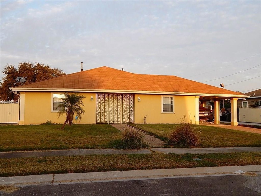 SPACIOUS SINGLE FAMILY RESIDENCE ON LARGE LOT 100