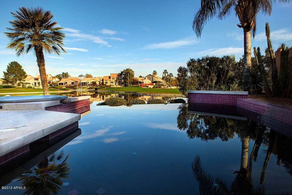 Vanishing edge pebble tec pool w/golf.