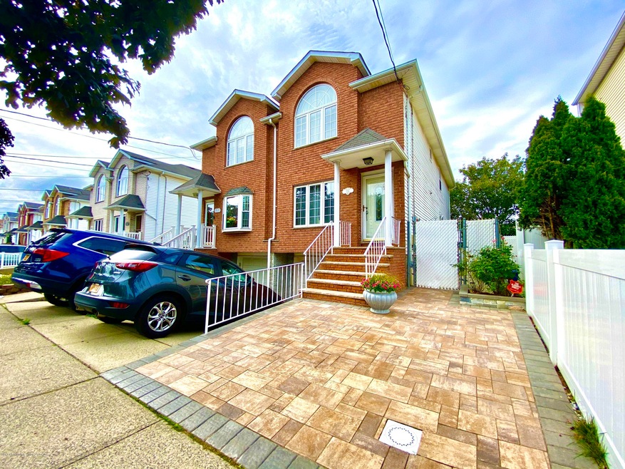 731 Correll Ave, Staten Island, NY 10309 - photo 1