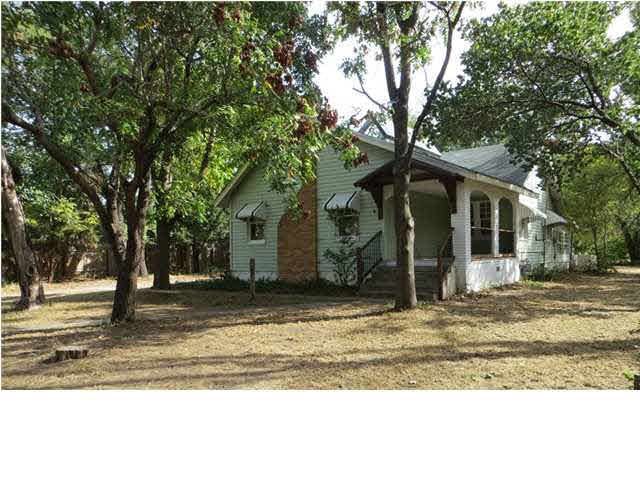 Spacious bungalow on wooded lot near the river. Fe