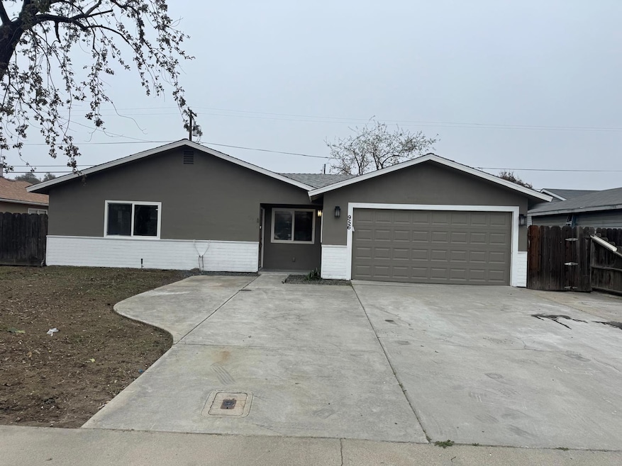 956 E Cinnamon Dr, Lemoore, CA 93245 - photo 1