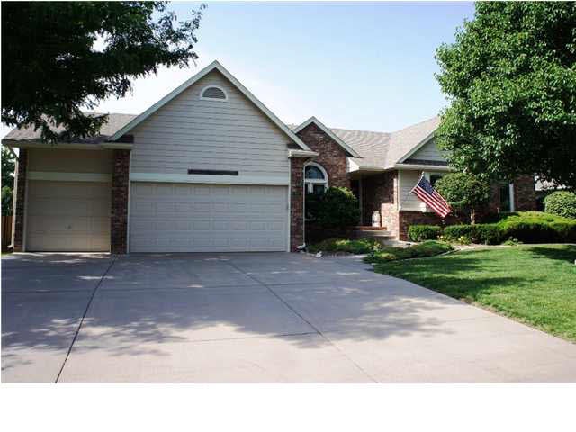 Welcome to 842 Cedarbrook! Look at that curb appea