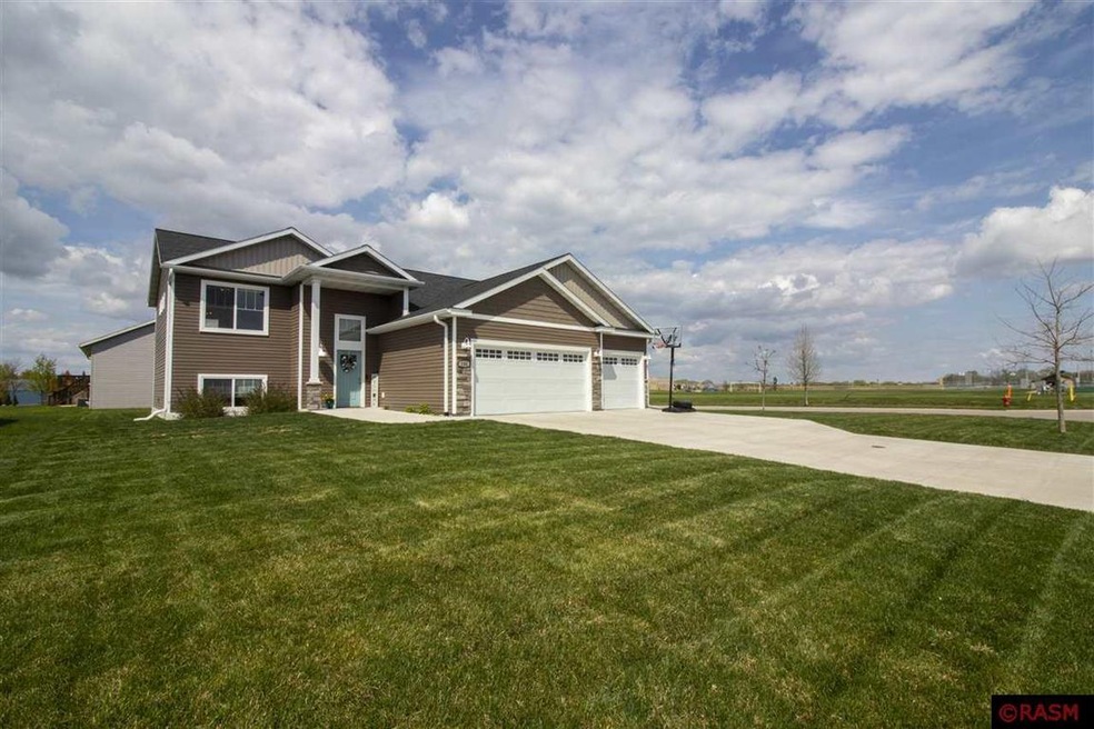 100 Pelican Ct, Mankato, MN 56001 - photo 1