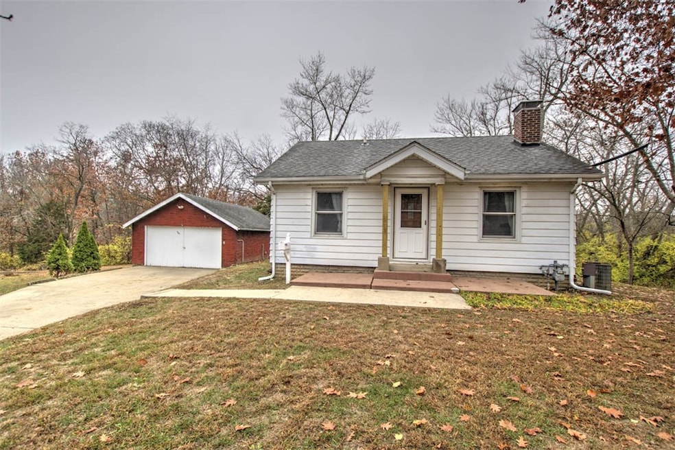 561 N Glendale Ave, Decatur, IL 62521 - photo 1