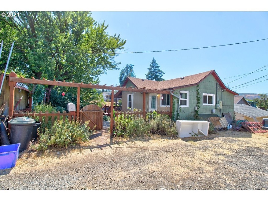 307 W 8th St, the Dalles, OR 97058 - photo 1