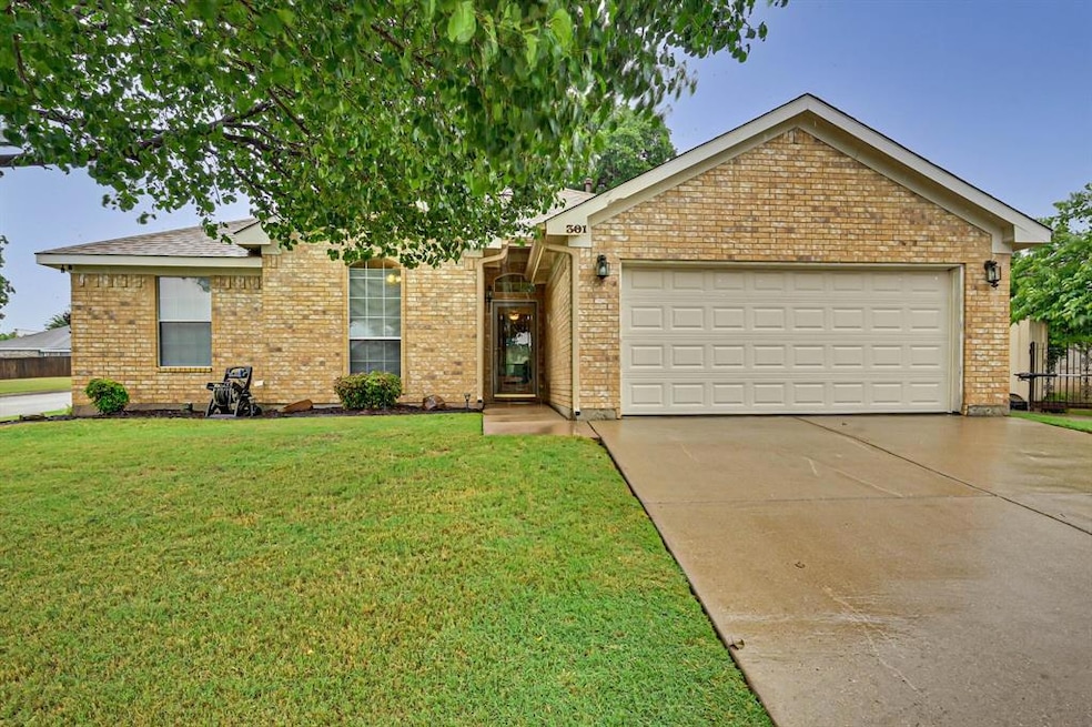 301 Sweetwater Dr, Weatherford, TX 76086 - photo 1