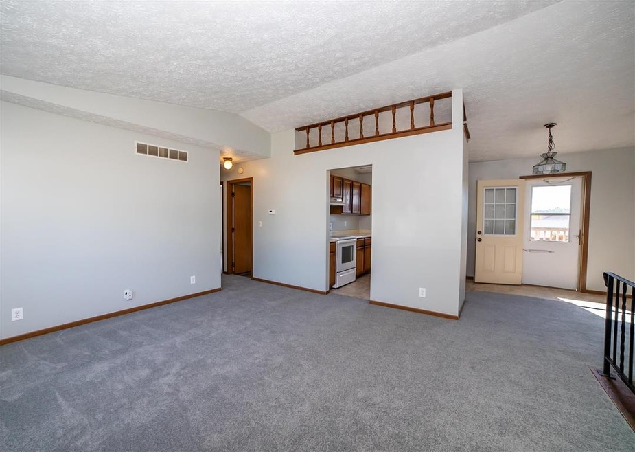 6248 Hillandale Rd, Davenport, IA 52806 - photo 1