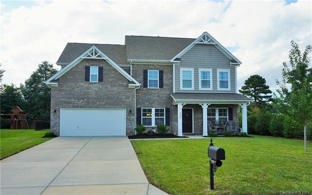 FENCED YARD / 2-CAR GARAGE / CORNER LOT / PERFECT!