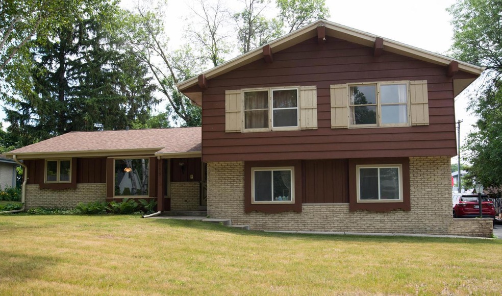 1923 Stardust Dr, Waukesha, WI 53186 - photo 1