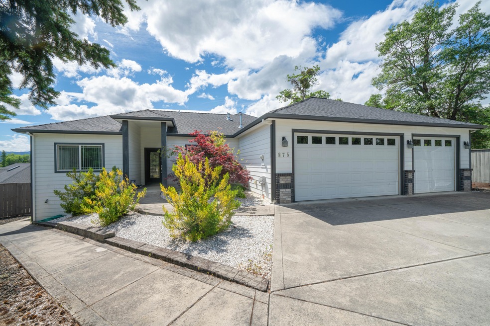 875 N Mountain Ave, Central Point, OR 97502 - photo 1