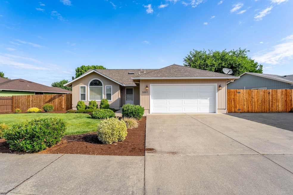 1017 Fairfield Ave, Central Point, OR 97502 - photo 1