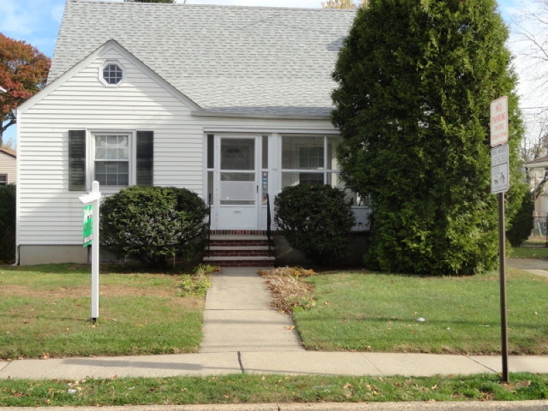 1124 Wheatsheaf Rd, Linden, NJ 07036 - photo 1