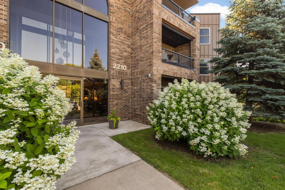 2210 Midland Grove Rd unit 306, Roseville, MN 55113 - photo 1