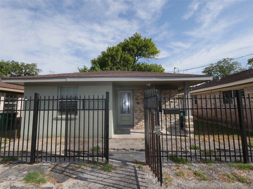 4727 Denmark St, Houston, TX 77016 - photo 1