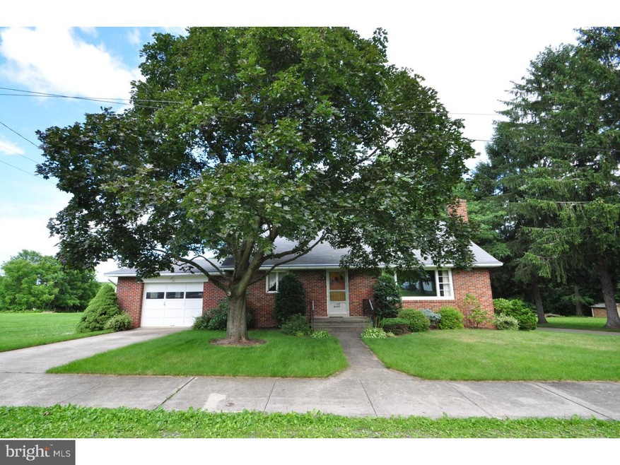 820 Washington St, Shoemakersville, PA 19555 - photo 1