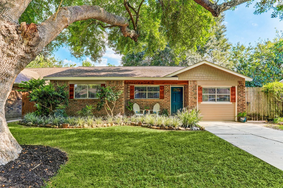 1719 Heather Ln, Alvin, TX 77511 - photo 1