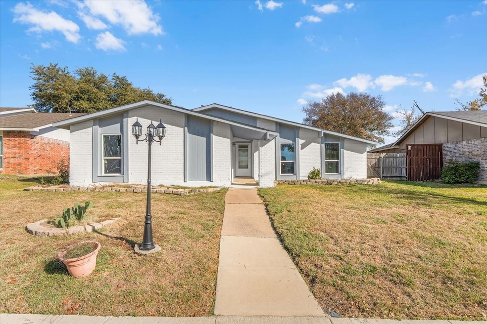 3102 Oak Hill Rd, Carrollton, TX 75007 - photo 1