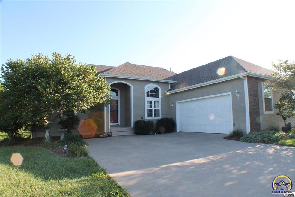 921 SE 44th Terrace, Topeka, KS 66609 - photo 1