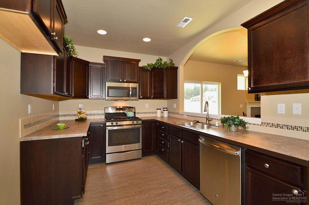 2511 NW Ivy Way, Redmond, OR 97756 - photo 1