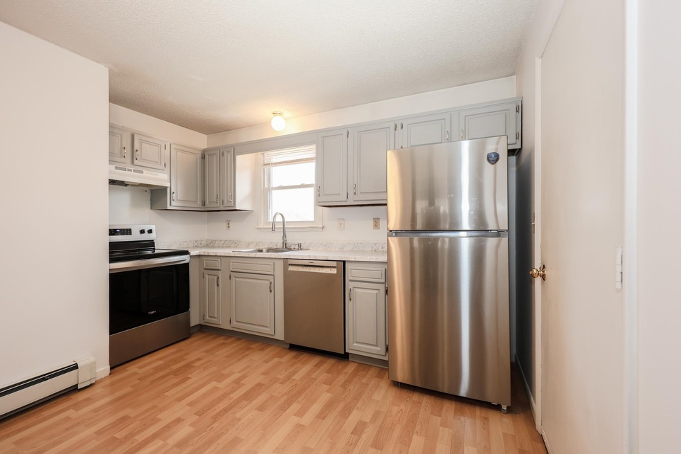 811 Mammoth Rd unit C, Manchester, NH 03104 - photo 1