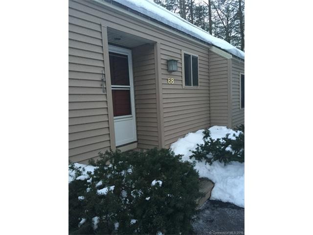 Nice end unit with private entrance!