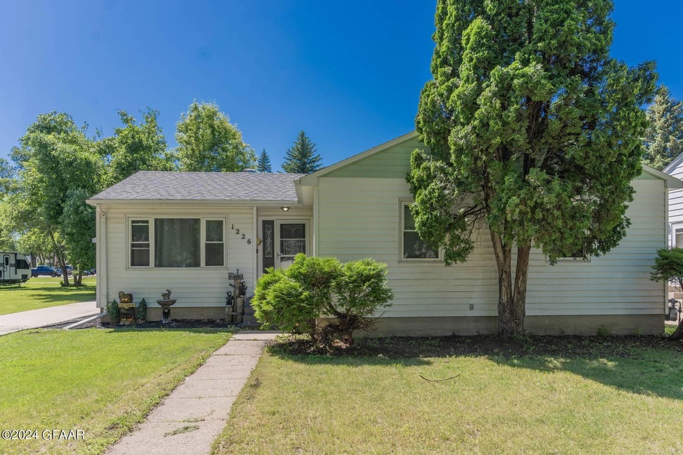 1226 S 9th St, Grand Forks, ND 58201 - photo 1