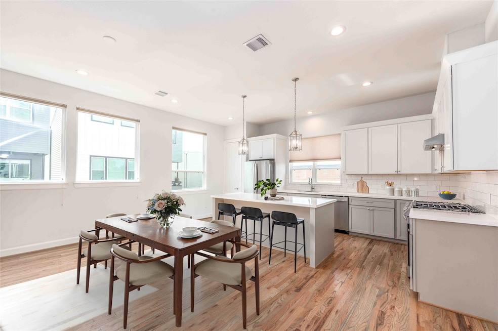 2471 W 11th St, Houston, TX 77008 - photo 1