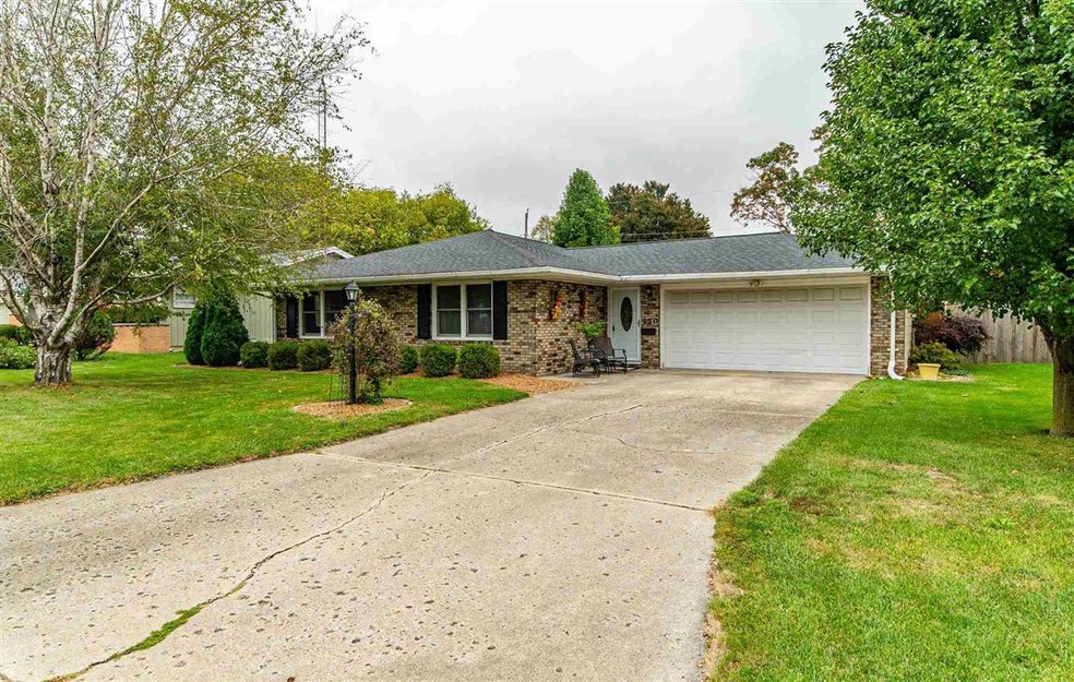 170 Halfmoon St, Lincoln, IL 62656 - photo 1