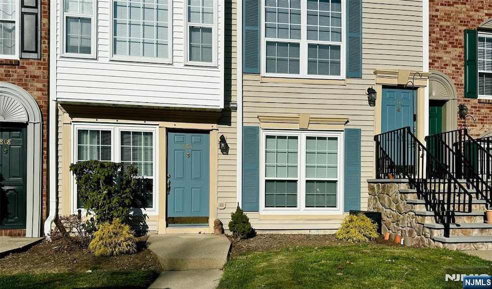 807 Sassafras Ct, Mahwah, NJ 07430 - photo 1