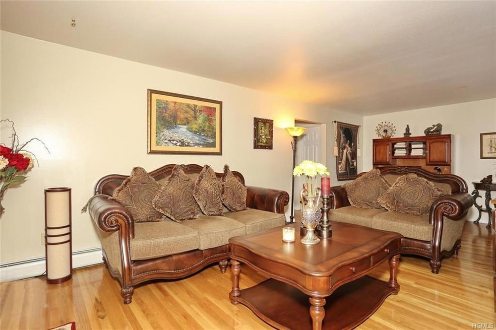 323 Country Club Ln unit 323, Pomona, NY 10970 - photo 1
