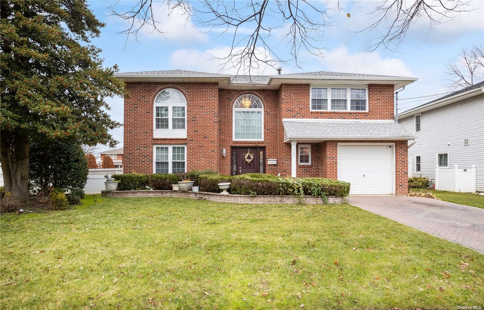 420 Locust Ct, Rockville Centre, NY 11570 - photo 1