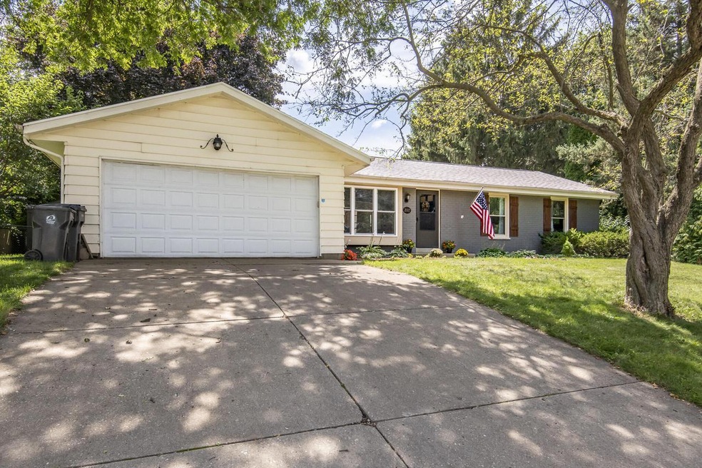 2117 Sunnyside Dr, Waukesha, WI 53186 - photo 1