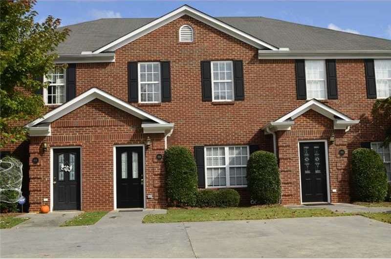 Exterior Front. 616 Manor Way, is the center unit 