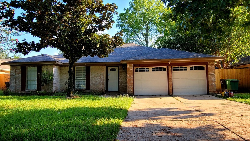 3903 Almington Ln, Houston, TX 77088 - photo 1