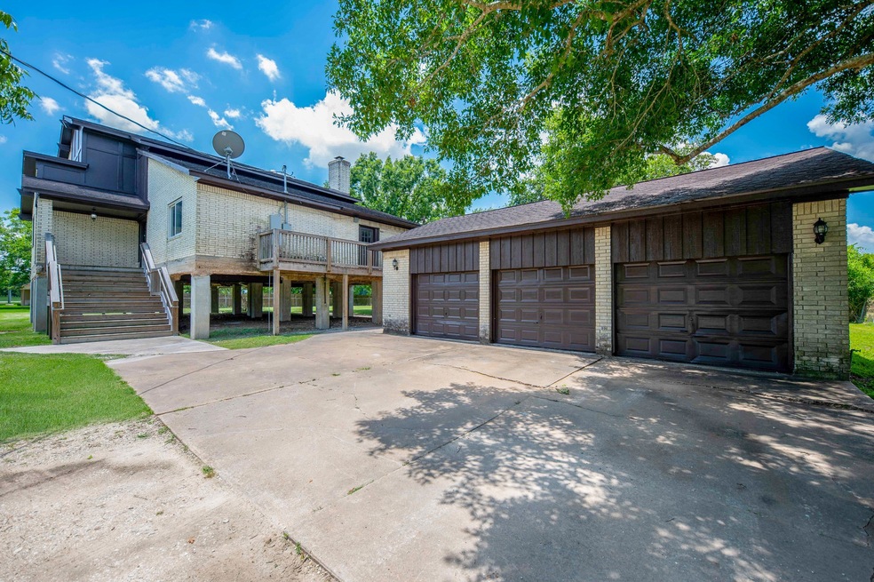 915 Baker Rd, Rosenberg, TX 77471 - photo 1