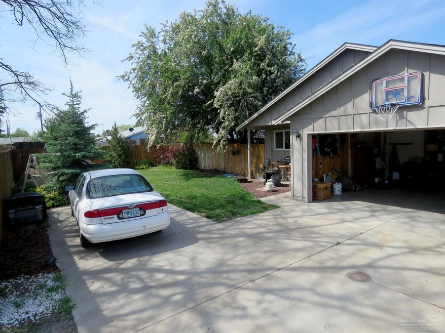 1127 SW 17th St, Redmond, OR 97756 - photo 1