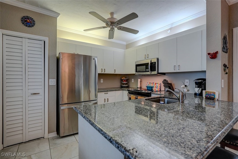 Kitchen with kitchen peninsula, appliances with st