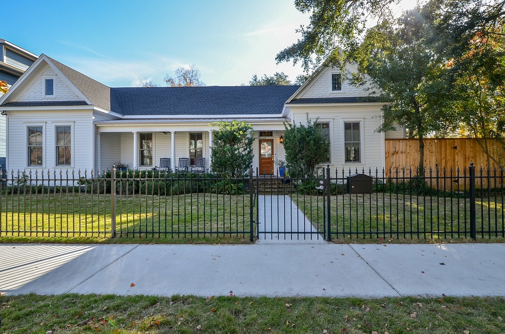 220 W 10th St, Houston, TX 77008 - photo 1