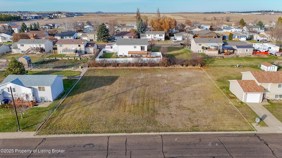 860 27th St W, Dickinson, ND 58601 - photo 1