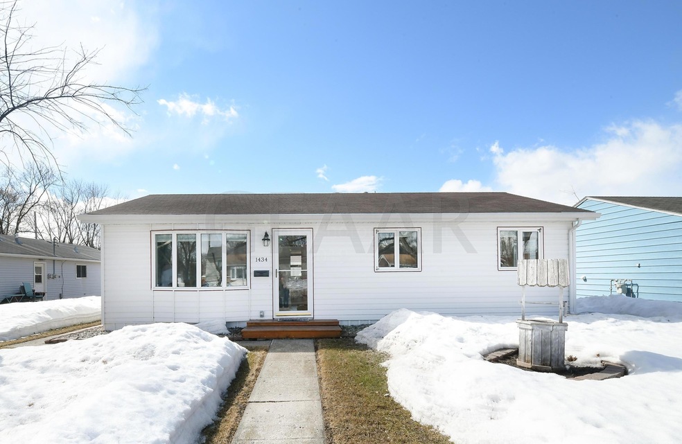 1434 S 19th St, Grand Forks, ND 58201 - photo 1