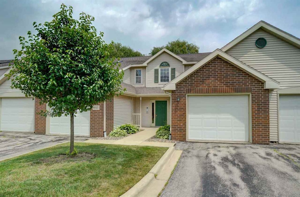 957 Park St unit 202, Oregon, WI 53575 - photo 1