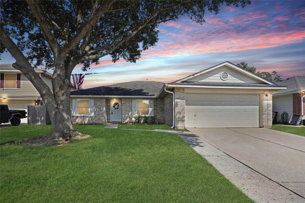 10915 Malden Dr, Houston, TX 77075 - photo 1